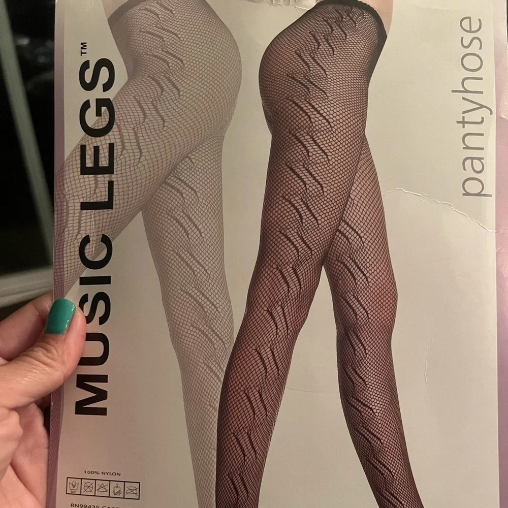MUSIC LEGS - RED colored seamless fishnet stockings with zigzag designed trim - Picture 3 of 5